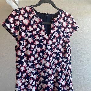 Banana Republic women’s 6p dress. Perfect condition only worn once.